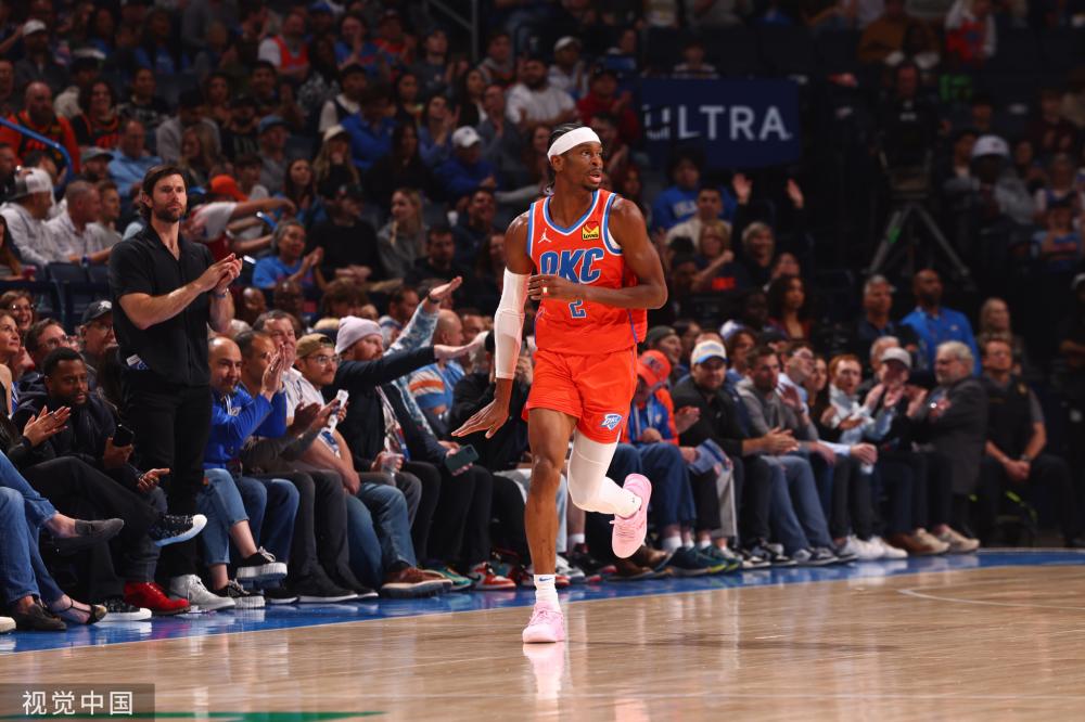 武汉马拉松补给站选手秒吃“流水席”，热干面、牛肉丸、藕汤应有尽有，选手吃完笑容满面.